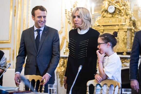 Le Président de la République Emmanuel Macron et sa femme Brigitte Macron (Trogneux) accueillent les enfants de l'UNICEF pour la Journée Internationale des Droits de l'Enfant au Palais de l'Elysée à Paris, le 20 novembre 2017. © Eliot Blondet/Pool/Bestimage