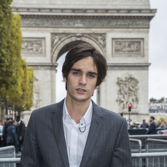 Alain-Fabien Delon - People au défilé de mode L'Oréal Paris sur l'avenue des Champs-Elysées lors de la fashion week à Paris, le 1er octobre 2017. © Olivier Borde/Bestimage