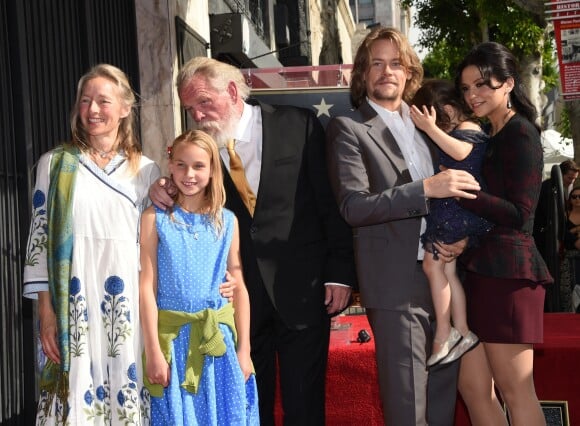 Nick Nolte avec sa compagne Clytie Lane, leur fille Sophie, leur fils Brawley Nolte accompagné de sa femme Navi Rawat et leur fille - L'acteur americain Nick Nolte reçoit son étoile sur le "Walk of Fame" à Hollywood le 20 novembre 2017.