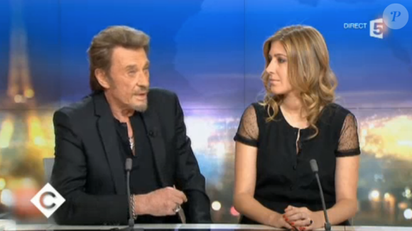 Amanda Sthers, émue lorsqu'elle parle de Johnny Hallyday sur le plateau de C à vous le 21 novembre 2017 (France 5)