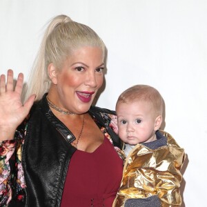 Tori Spelling avec son fils Beau à la 28ème soirée caritative annuelle Elizabeth Glaser Pediatric AIDS à Culver City, le 29 octobre 2017