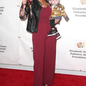 Tori Spelling avec son fils Beau à la 28ème soirée caritative annuelle Elizabeth Glaser Pediatric AIDS à Culver City, le 29 octobre 2017