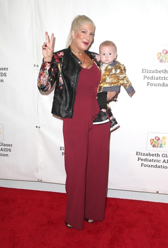 Tori Spelling avec son fils Beau à la 28ème soirée caritative annuelle Elizabeth Glaser Pediatric AIDS à Culver City, le 29 octobre 2017