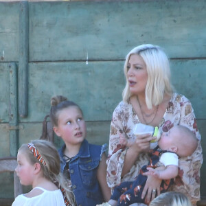 Tori Spelling et ses enfants Stella, Liam, Hattie, Finn et Beau achètent des citrouilles pour Halloween à Los Angeles le 15 octobre 2017.