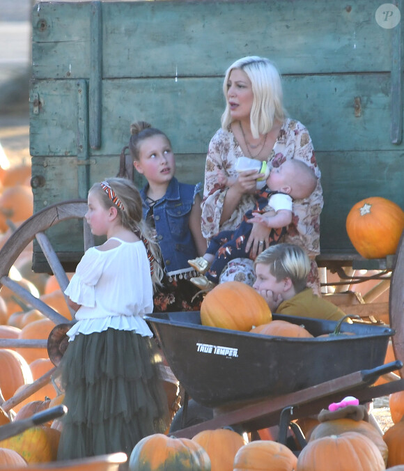 Tori Spelling et ses enfants Stella, Liam, Hattie, Finn et Beau achètent des citrouilles pour Halloween à Los Angeles le 15 octobre 2017.