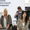 Tori Spelling et son mari Dean McDermott arrivent à l'aéroport de Los Angeles. Le 14 octobre 2017