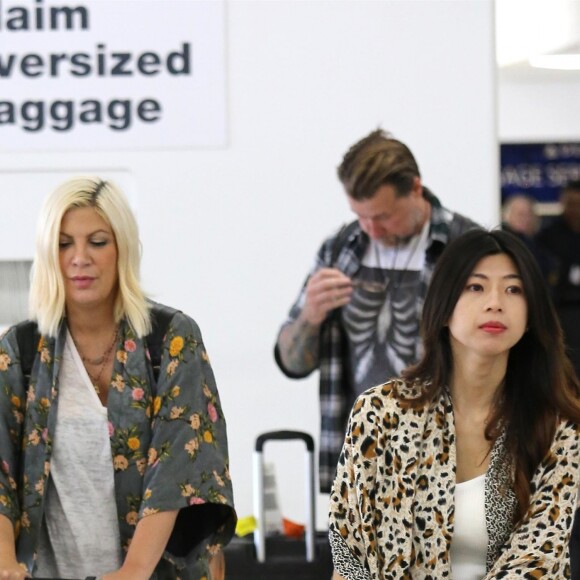 Tori Spelling et son mari Dean McDermott arrivent à l'aéroport de Los Angeles. Le 14 octobre 2017