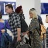 Tori Spelling et son mari Dean McDermott arrivent à l'aéroport de Los Angeles. Le 14 octobre 2017