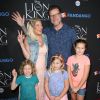 Tori Spelling, son mari Dean McDermott avec leurs enfants Finn Davey, Hattie Margaret, et Stella Doreen à Los Angeles, le 5 août 2017.