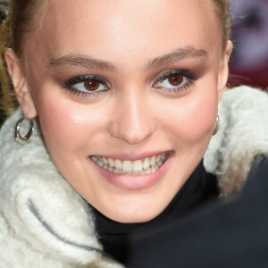 La marraine Lily-Rose Depp lance les illuminations de l'avenue des Champs-Elysées à Paris, France, le 22 novembre 2017. © Coadic Guirec/Bestimage