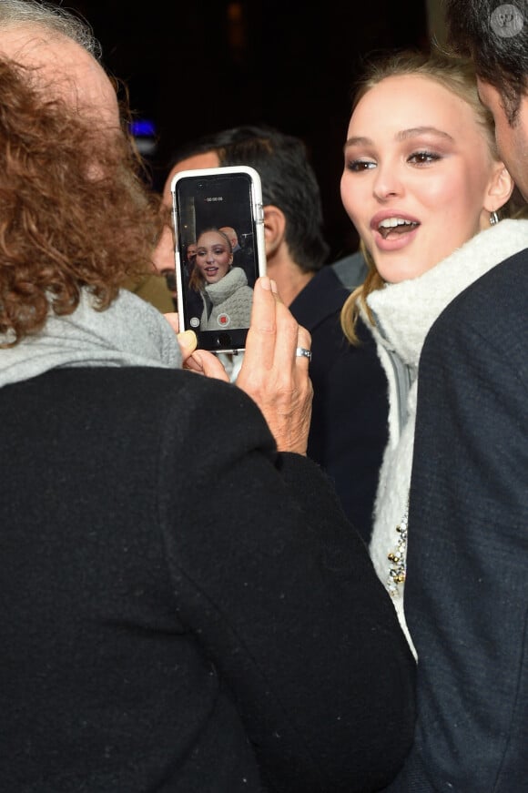 La marraine Lily-Rose Depp lance les illuminations de l'avenue des Champs-Elysées à Paris, France, le 22 novembre 2017. © Coadic Guirec/Bestimage