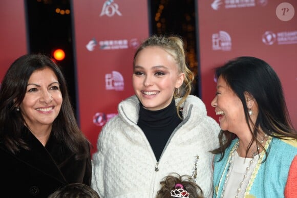 Anne Hidalgo, maire de Paris, Jeanne d'Hauteserre, maire du 8ème arrondissement de Paris - Lily-Rose Depp inaugure Les nouvelles illuminations de fin d'année de l'avenue des Champs-Elysées à Paris le 22 novembre 2017. © Coadic Guirec / Bestimage