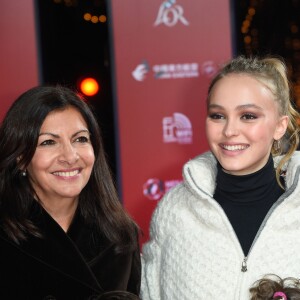 Anne Hidalgo, maire de Paris, Jeanne d'Hauteserre, maire du 8ème arrondissement de Paris - Lily-Rose Depp inaugure Les nouvelles illuminations de fin d'année de l'avenue des Champs-Elysées à Paris le 22 novembre 2017. © Coadic Guirec / Bestimage