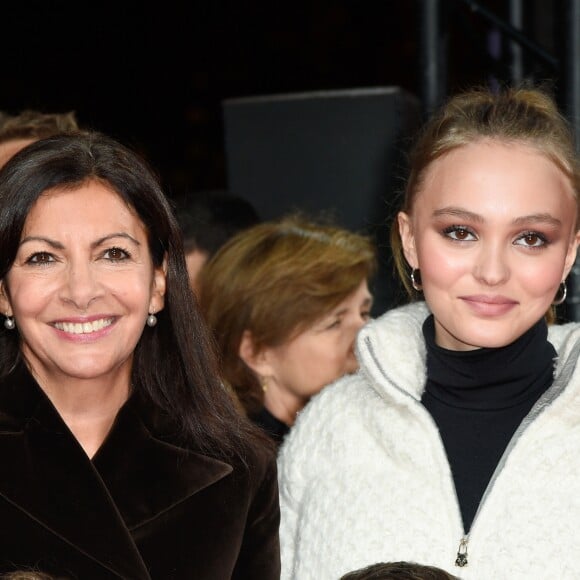 Anne Hidalgo, maire de Paris - Lily-Rose Depp inaugure Les nouvelles illuminations de fin d'année de l'avenue des Champs-Elysées à Paris le 22 novembre 2017. © Coadic Guirec / Bestimage