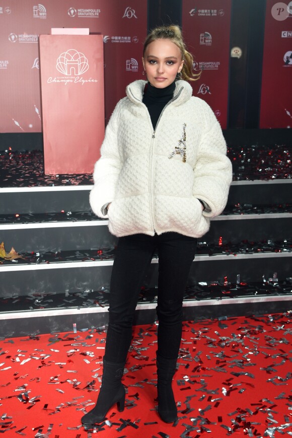 Lily-Rose Depp inaugure Les nouvelles illuminations de fin d'année de l'avenue des Champs-Elysées à Paris le 22 novembre 2017. © Coadic Guirec / Bestimage