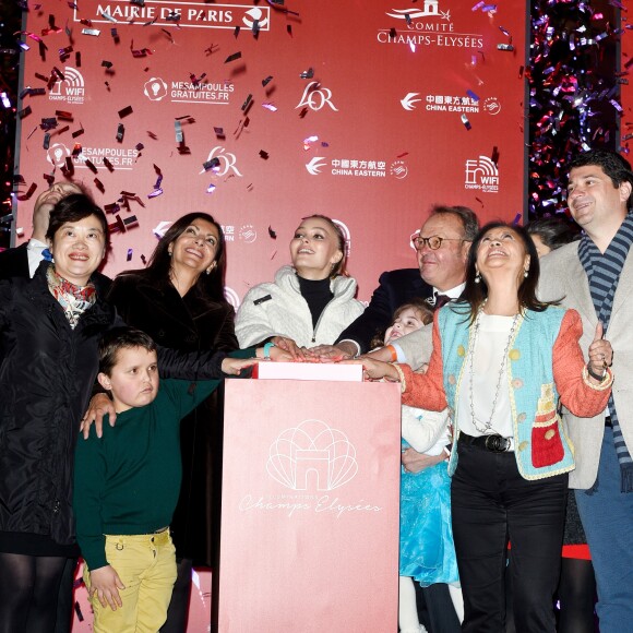 Anne Hidalgo, maire de Paris, Jean-Noël Reinhardt, Président du Comité Champs-Elysées, Jeanne d'Hauteserre, maire du 8ème arrondissement de Paris - Lily-Rose Depp inaugure Les nouvelles illuminations de fin d'année de l'avenue des Champs-Elysées à Paris le 22 novembre 2017. © Coadic Guirec / Bestimage