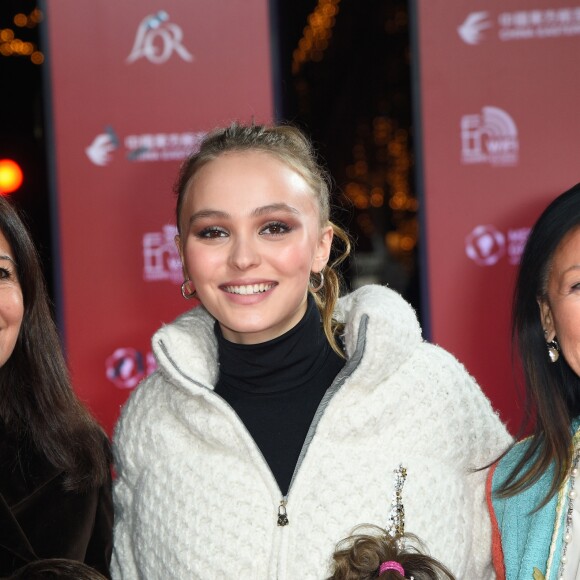 Anne Hidalgo, maire de Paris, Jeanne d'Hauteserre, maire du 8ème arrondissement de Paris - Lily-Rose Depp inaugure Les nouvelles illuminations de fin d'année de l'avenue des Champs-Elysées à Paris le 22 novembre 2017. © Coadic Guirec / Bestimage