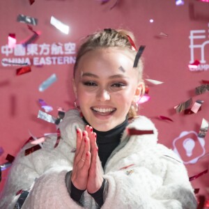 Lily-Rose Depp inaugure Les nouvelles illuminations de fin d'année de l'avenue des Champs-Elysées à Paris le 22 novembre 2017.