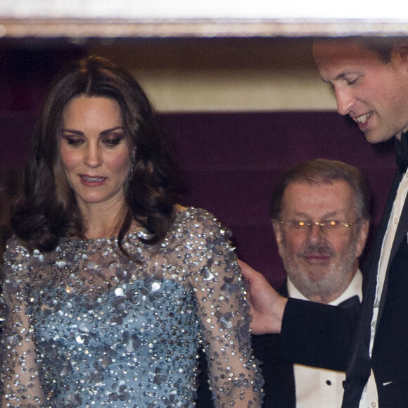 Le prince William, duc de Cambridge, et Kate Catherine Middleton (enceinte), duchesse de Cambridge assistent au spectacle "Royal Variety Performance" au théâtre Palladium de Londres le 24 novembre 2017.
