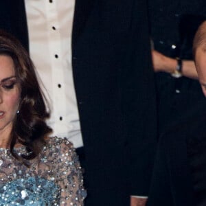 Le prince William, duc de Cambridge, et Kate Catherine Middleton (enceinte), duchesse de Cambridge assistent au spectacle "Royal Variety Performance" au théâtre Palladium de Londres le 24 novembre 2017.