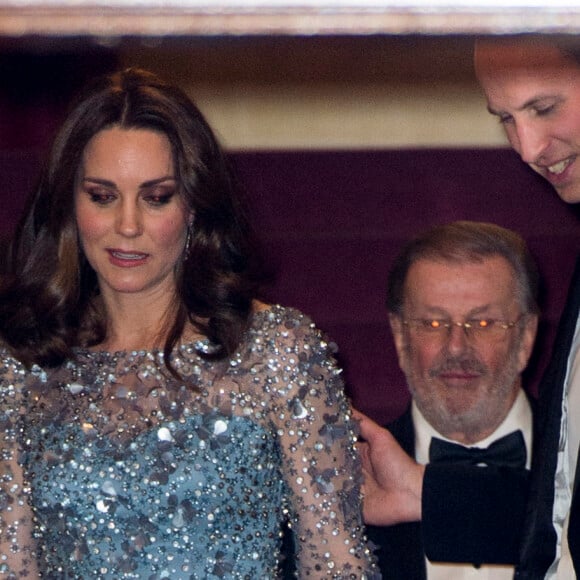 Le prince William, duc de Cambridge, et Kate Catherine Middleton (enceinte), duchesse de Cambridge assistent au spectacle "Royal Variety Performance" au théâtre Palladium de Londres le 24 novembre 2017.