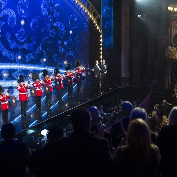 Le prince William, duc de Cambridge, et Kate Catherine Middleton (enceinte), duchesse de Cambridge assistent au spectacle "Royal Variety Performance" au théâtre Palladium de Londres le 24 novembre 2017.