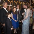 Le couple royal rencontre les artistes après le Spectacle - Le prince William, duc de Cambridge, et Kate Catherine Middleton (enceinte), duchesse de Cambridge assistent au spectacle "Royal Variety Performance" au théâtre Palladium de Londres le 24 novembre 2017 .