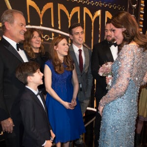 Le couple royal rencontre les artistes après le Spectacle - Le prince William, duc de Cambridge, et Kate Catherine Middleton (enceinte), duchesse de Cambridge assistent au spectacle "Royal Variety Performance" au théâtre Palladium de Londres le 24 novembre 2017 .