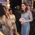 Le couple royal rencontre les artistes après le Spectacle - Le prince William, duc de Cambridge, et Kate Catherine Middleton (enceinte), duchesse de Cambridge assistent au spectacle "Royal Variety Performance" au théâtre Palladium de Londres le 24 novembre 2017.