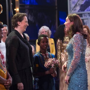 Le couple royal rencontre les artistes après le Spectacle - Le prince William, duc de Cambridge, et Kate Catherine Middleton (enceinte), duchesse de Cambridge assistent au spectacle "Royal Variety Performance" au théâtre Palladium de Londres le 24 novembre 2017.