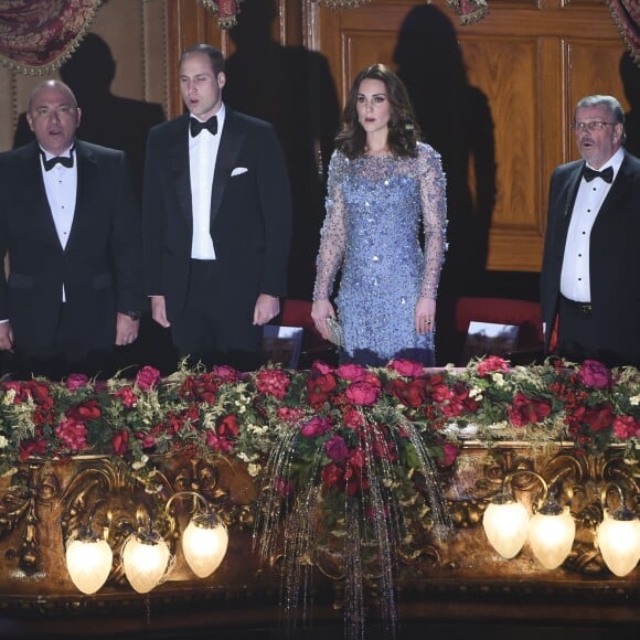 Le prince William, duc de Cambridge, et Kate Catherine Middleton (enceinte), duchesse de Cambridge assistent au spectacle "Royal Variety Performance" au théâtre Palladium de Londres le 24 novembre 2017.