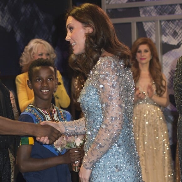 Le couple royal rencontre les artistes après le Spectacle - Le prince William, duc de Cambridge, et Kate Catherine Middleton (enceinte), duchesse de Cambridge assistent au spectacle "Royal Variety Performance" au théâtre Palladium de Londres le 24 novembre 2017.