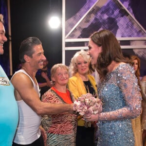 Le couple royal rencontre les artistes après le Spectacle - Le prince William, duc de Cambridge, et Kate Catherine Middleton (enceinte), duchesse de Cambridge assistent au spectacle "Royal Variety Performance" au théâtre Palladium de Londres le 24 novembre 2017.