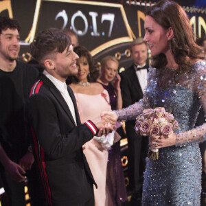 Louis Tomlinson - Le couple royal rencontre les artistes après le Spectacle - Le prince William, duc de Cambridge, et Kate Catherine Middleton (enceinte), duchesse de Cambridge assistent au spectacle "Royal Variety Performance" au théâtre Palladium de Londres le 24 novembre 2017.