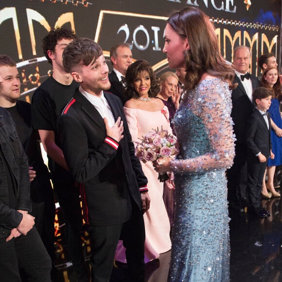 Louis Tomlinson - Le couple royal rencontre les artistes après le Spectacle - Le prince William, duc de Cambridge, et Kate Catherine Middleton (enceinte), duchesse de Cambridge assistent au spectacle "Royal Variety Performance" au théâtre Palladium de Londres le 24 novembre 2017.