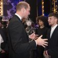 Louis Tomlinson - Le couple royal rencontre les artistes après le Spectacle - Le prince William, duc de Cambridge, et Kate Catherine Middleton (enceinte), duchesse de Cambridge assistent au spectacle "Royal Variety Performance" au théâtre Palladium de Londres le 24 novembre 2017.