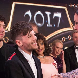 Louis Tomlinson - Le couple royal rencontre les artistes après le Spectacle - Le prince William, duc de Cambridge, et Kate Catherine Middleton (enceinte), duchesse de Cambridge assistent au spectacle "Royal Variety Performance" au théâtre Palladium de Londres le 24 novembre 2017.