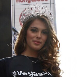 Iris Mittenaere, Miss Univers 2016 pose avec les participantes à l'élection de 'Miss Univers 2017' devant l'Hôtel Casino Planet Hollywood à Las Vegas dans le Nevada, le 16 novembre 2017.