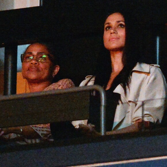 Meghan Markle avec sa mère Doria Ragland, à sa droite, lors de la cérémonie de clôture des 3e Invictus Games, le 30 septembre 2017 à Toronto.