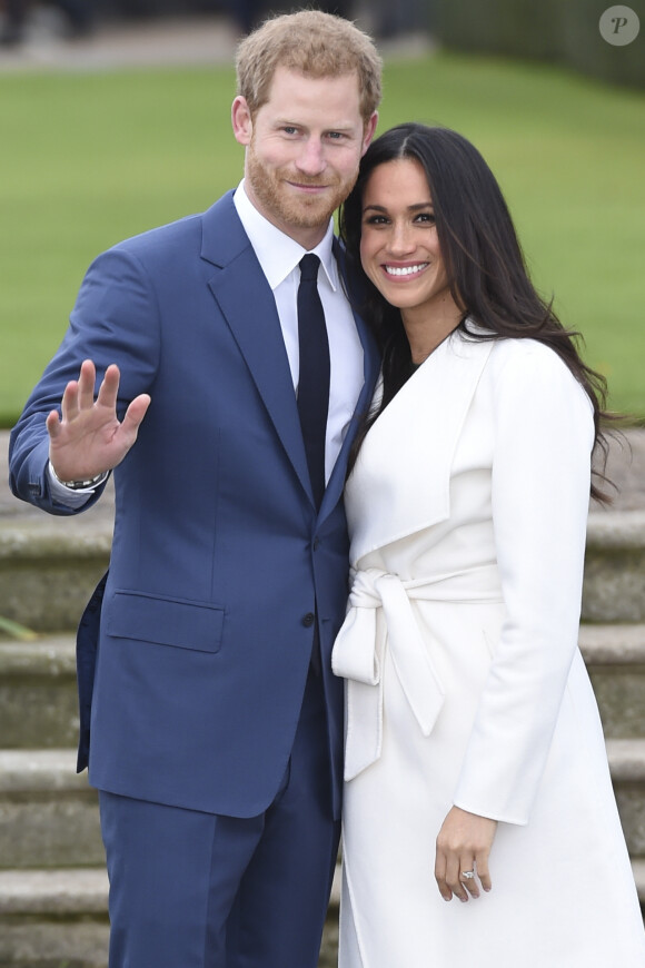Le prince Harry et Meghan Markle dans les jardins de Kensington Palace après l'annonce de leurs fiançailles le 27 novembre 2017.