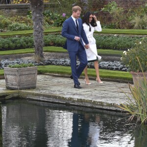 Le prince Harry et Meghan Markle dans les jardins de Kensington Palace après l'annonce de leurs fiançailles le 27 novembre 2017.