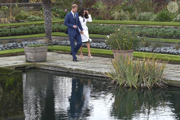 Le prince Harry et Meghan Markle dans les jardins de Kensington Palace après l'annonce de leurs fiançailles le 27 novembre 2017.