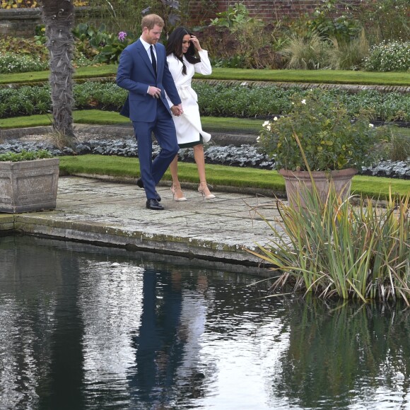 Le prince Harry et Meghan Markle dans les jardins de Kensington Palace après l'annonce de leurs fiançailles le 27 novembre 2017.