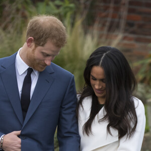 Le prince Harry et Meghan Markle dans les jardins de Kensington Palace après l'annonce de leurs fiançailles le 27 novembre 2017.