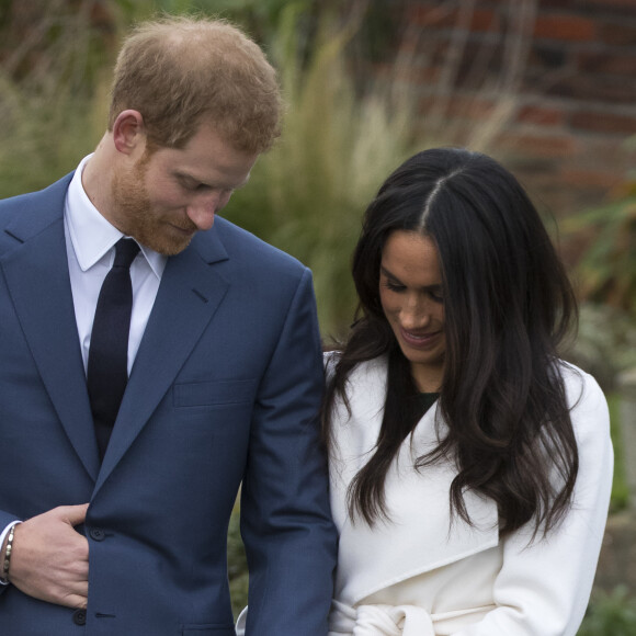 Le prince Harry et Meghan Markle dans les jardins de Kensington Palace après l'annonce de leurs fiançailles le 27 novembre 2017.