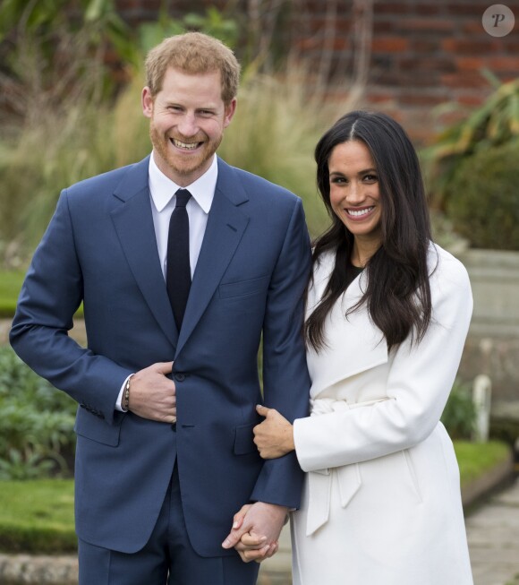 Le prince Harry et Meghan Markle dans les jardins de Kensington Palace après l'annonce de leurs fiançailles le 27 novembre 2017.