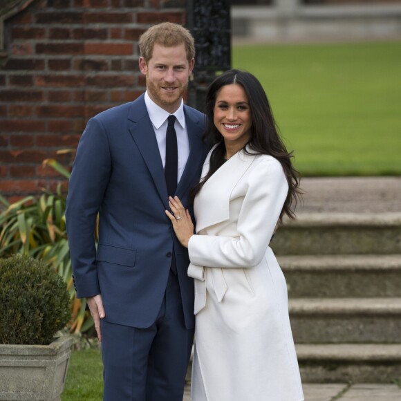 Le prince Harry et Meghan Markle dans les jardins de Kensington Palace après l'annonce de leurs fiançailles le 27 novembre 2017.