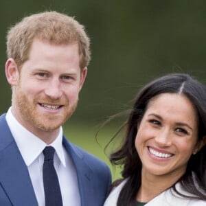 Le prince Harry et Meghan Markle dans les jardins de Kensington Palace après l'annonce de leurs fiançailles le 27 novembre 2017.