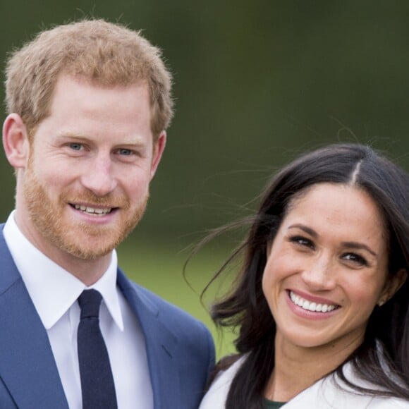 Le prince Harry et Meghan Markle dans les jardins de Kensington Palace après l'annonce de leurs fiançailles le 27 novembre 2017.