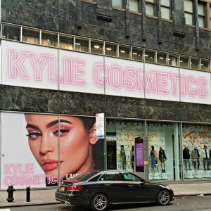 Kylie Cosmetics disponible dans les magasins Topshop. Novembre 2017.